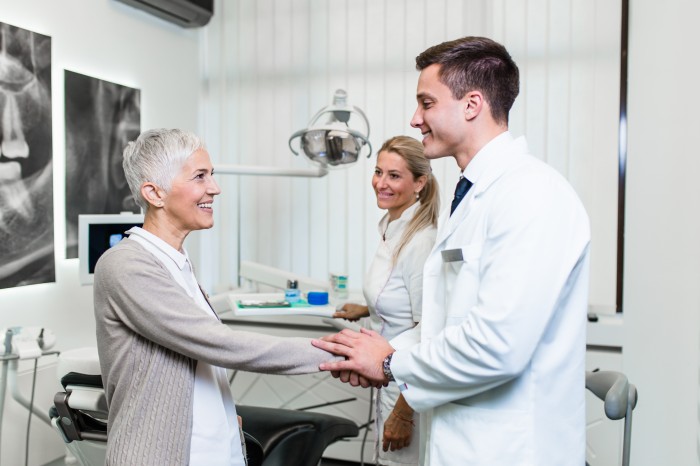In unserer Praxis bieten wir Ihnen hochwertige All-on-4-Zahnimplantaten zu günstigen Preisen an