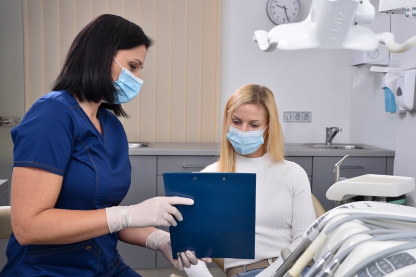 Eine professionelle Zahnreinigung kostet im Allgemeinen zwischen 80 und 120 Euro. Eine professionelle Zahnreinigung kostet im Allgemeinen zwischen 80 und 120 Euro.