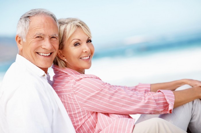 Zahnimplantate von CompletDent bringen Ihnen Ihr selbstsicheres, strahlendes Lächeln zurück